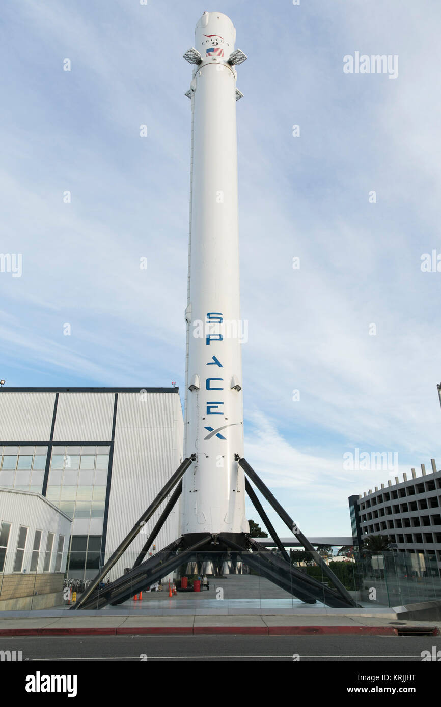 Ein logo Zeichen außerhalb des Hauptsitzes der Space Exploration Technologies Corp., auch als SpaceX bekannt und mit einem Falcon 9 SpaceX Rakete in Hawtho Stockfoto