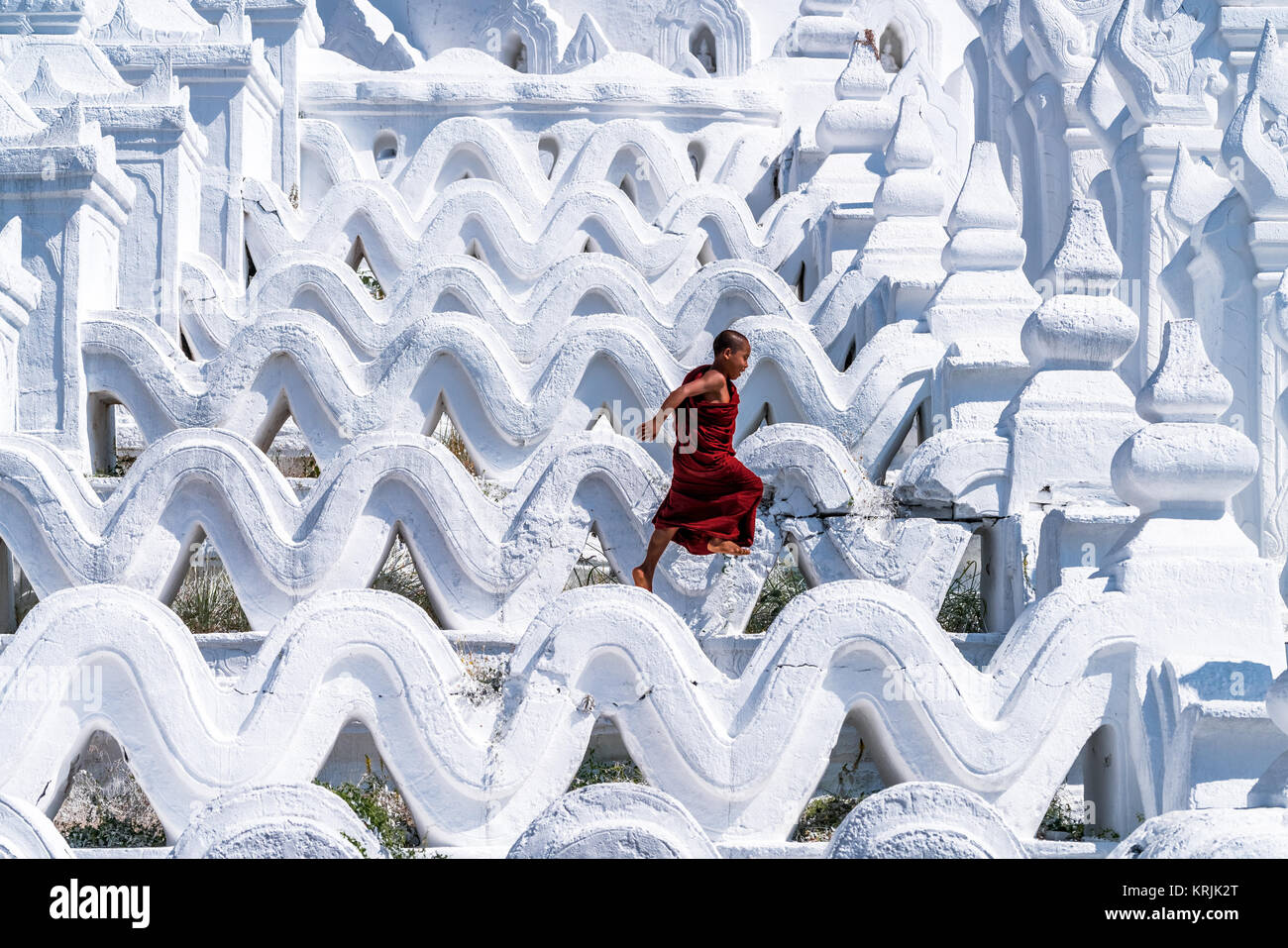 Qualitativ hochwertige Free Stock Bild von Novizen unter Sonnenschirmen am historischen Tempel der Weißen Pagode Hsinbyume (Myatheindan) in Mingun, Mandalay, Myanmar Stockfoto
