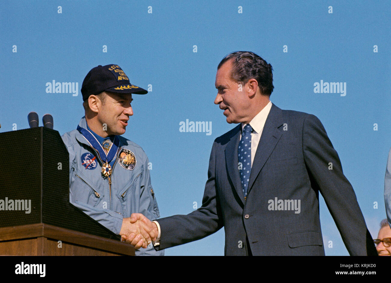 Us-Präsident Richard Nixon präsentiert die NASA Apollo 13 Lunar orbitalen Mission prime crew Astronauten James Lovell Jr. mit der Presidential Medal of Freedom an der Hickam Air Force Base, 18. April 1970 in Pearl Harbor, Hawaii. Stockfoto Us-Präsident Richard Nixon präsentiert die NASA Apollo 13 Lunar orbitalen Mission prime crew Astronauten James Lovell Jr. mit der Presidential Medal of Freedom an der Hickam Air Force Base, 18. April 1970 in Pearl Harbor, Hawaii. Stockfoto