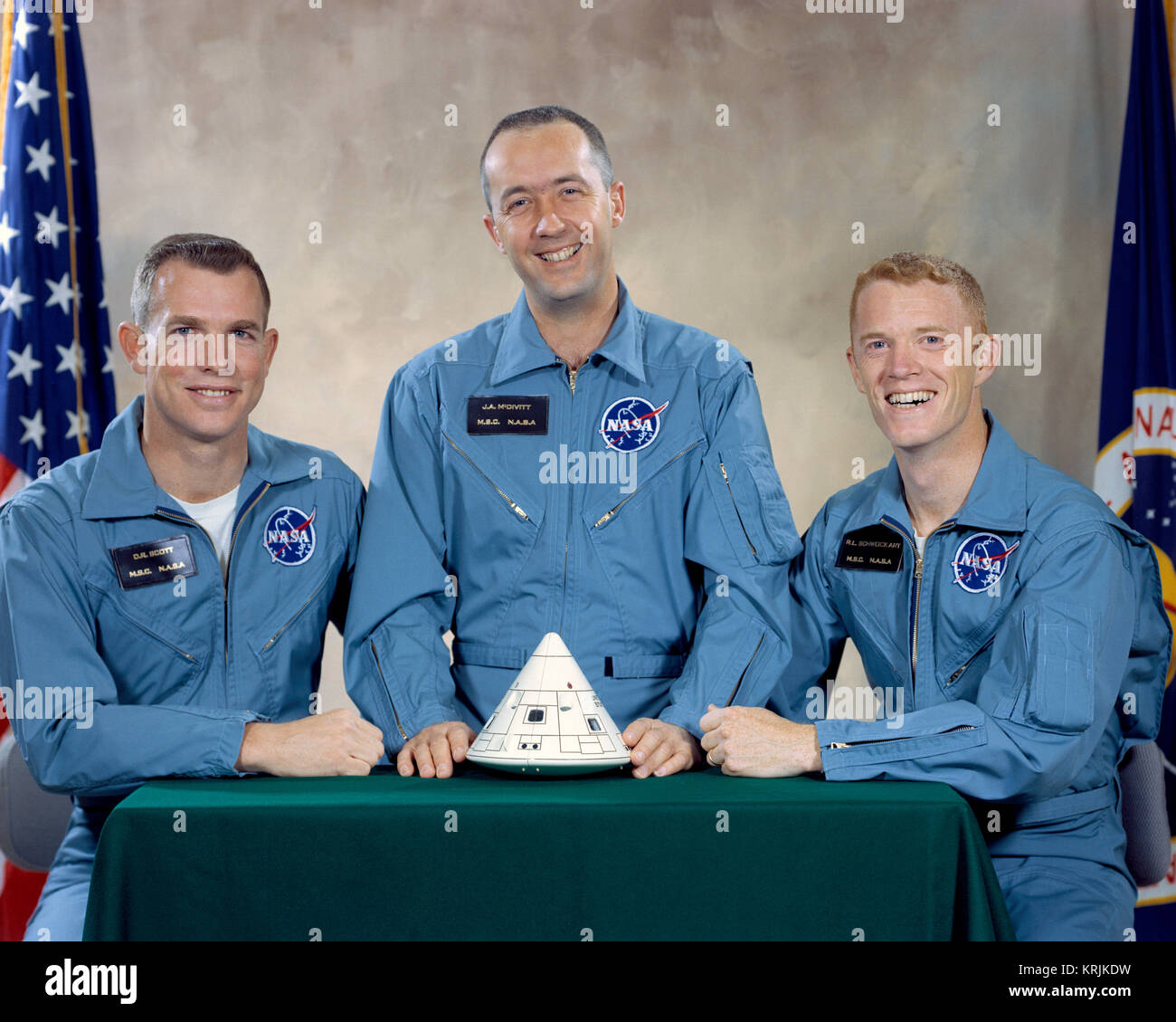 Offizielles Portrait der NASA Apollo 9 Lunar orbitalen Mission prime crew Astronauten (L-R) David Scott, James McDivitt, und Russel Schweickart am Johnson Space Center, 31. März 1966 in Houston, Texas. Stockfoto
