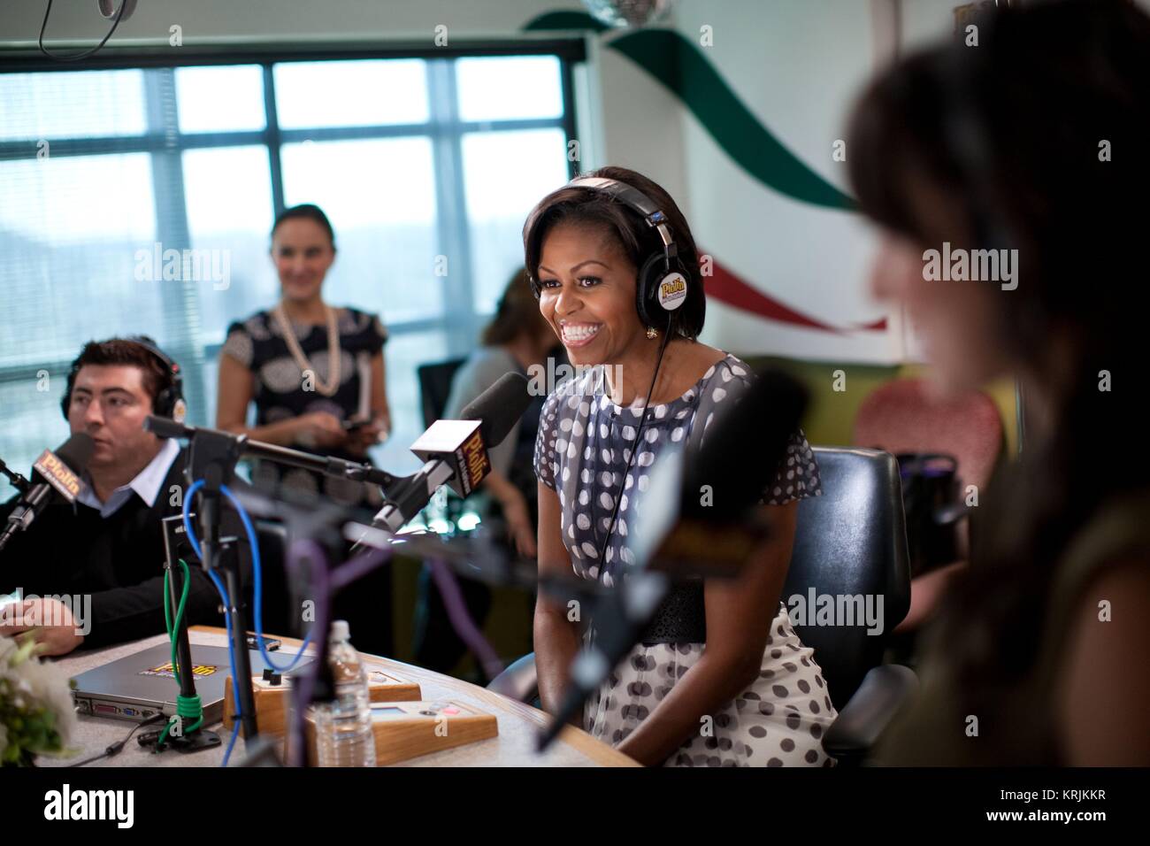 First Lady der USA Michelle Obama hat ein Interview für die spanischen Talkshow Piolin Oktober 27, 2010 in Glendale, Kalifornien. Stockfoto