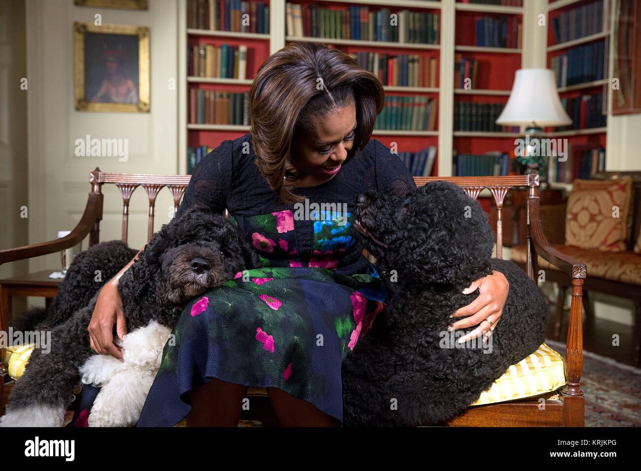 First Lady der USA Michelle Obama Bänder ein Video für die Schauspieler Ellen DeGeneres 56. Geburtstag mit Hilfe von Familie Hunde Bo (links) und sonnig im Weißen Haus Bibliothek Januar 28, 2014 in Washington, DC. Stockfoto