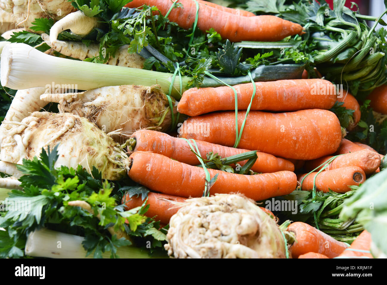Frisches Bio-Gemüse auf der Straße Marktstand Stockfoto