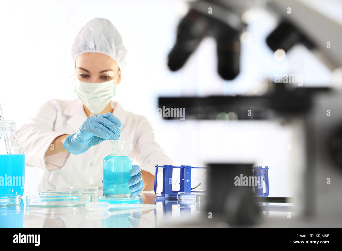 Der Chemiker untersucht die Probe unter einem Mikroskop. Stockfoto