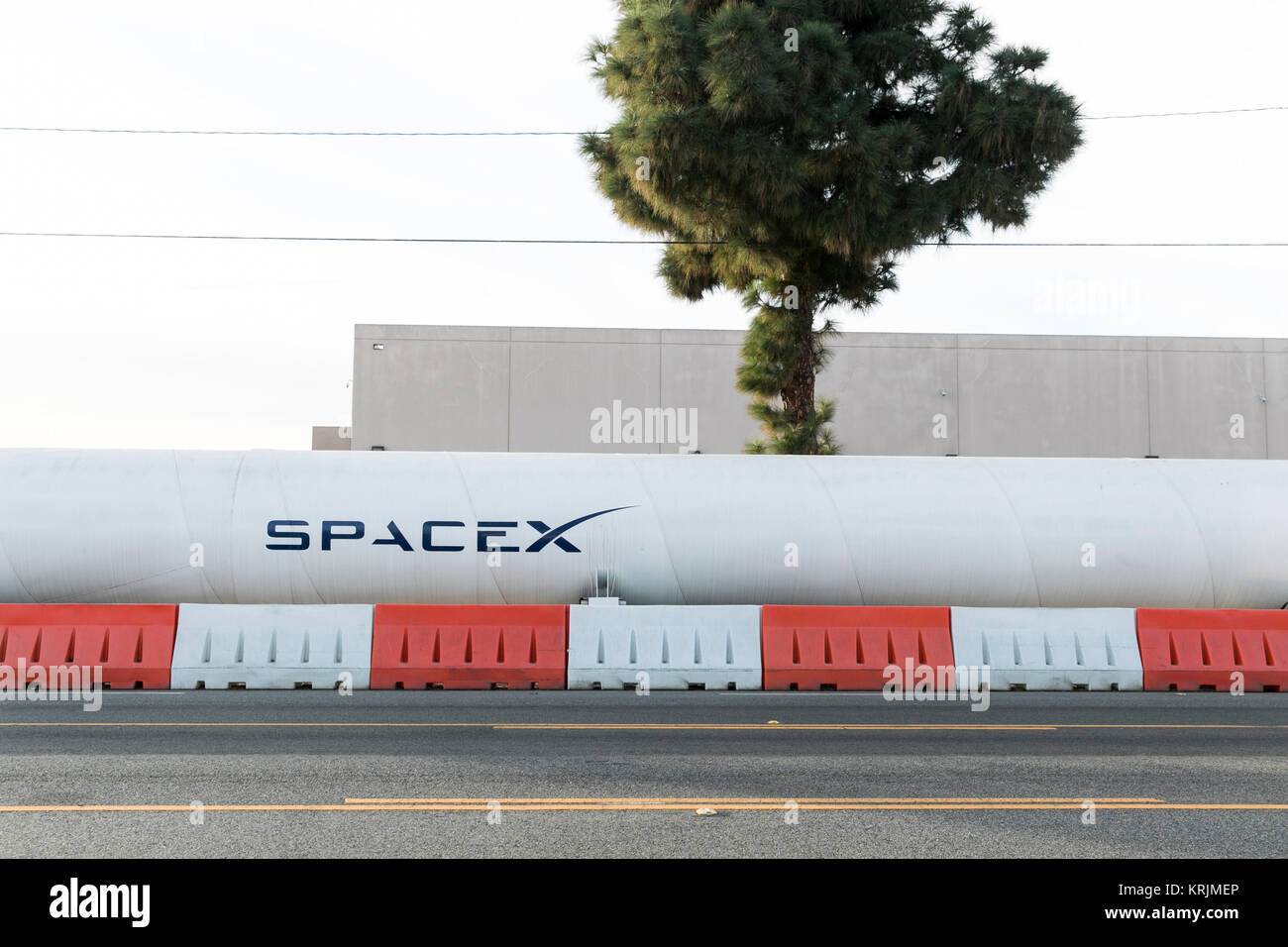 Ein Logo auf einem Hyperloop Teststrecke außerhalb des Hauptsitzes der Space Exploration Technologies Corp., auch als SpaceX, in Hawthorne, Califor bekannt Stockfoto