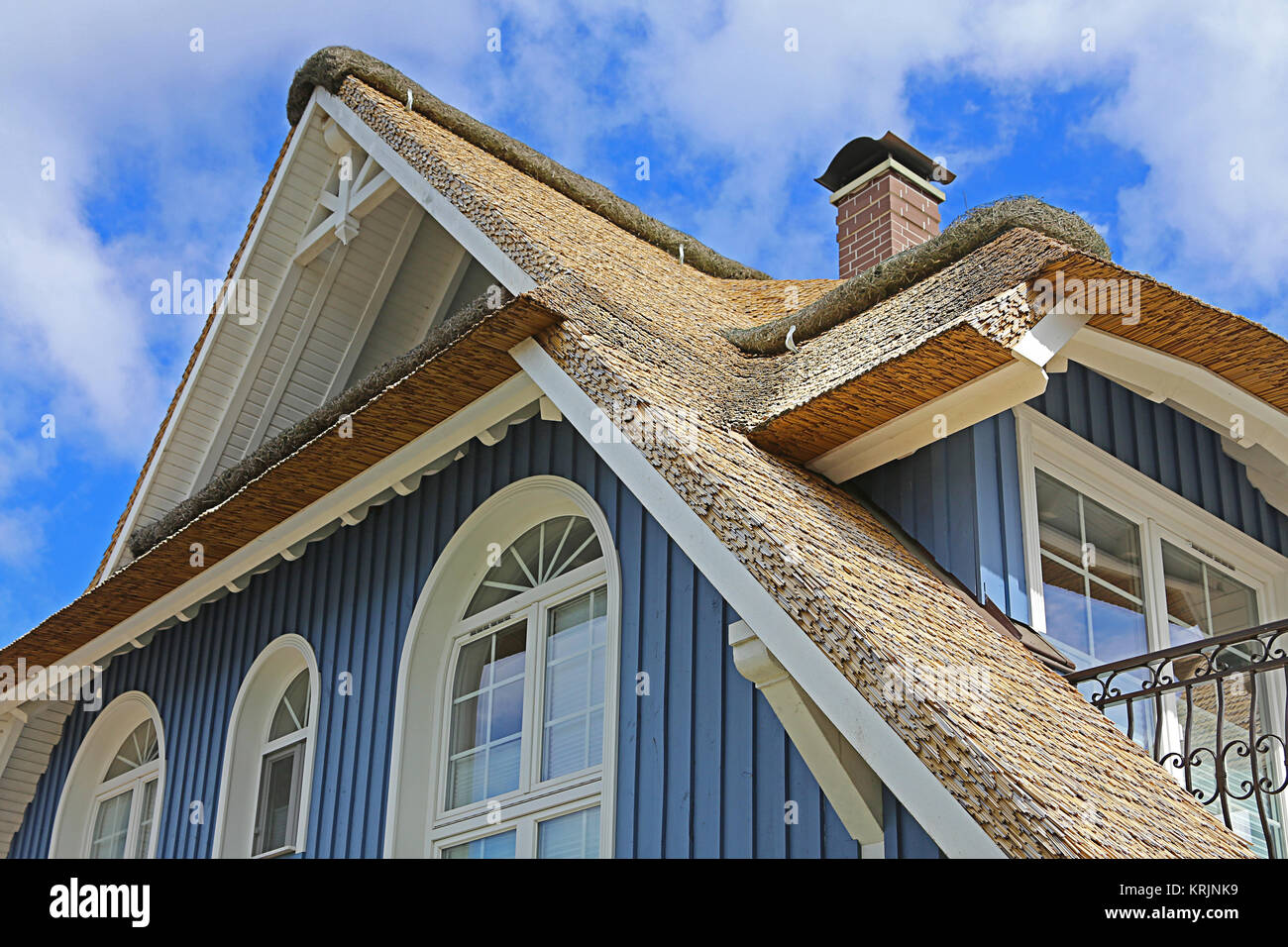 Blaues Haus mit Strohdach Stockfoto