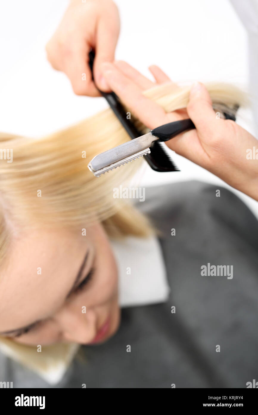 Haare schneiden mit einem chinesischen Messer Stockfoto