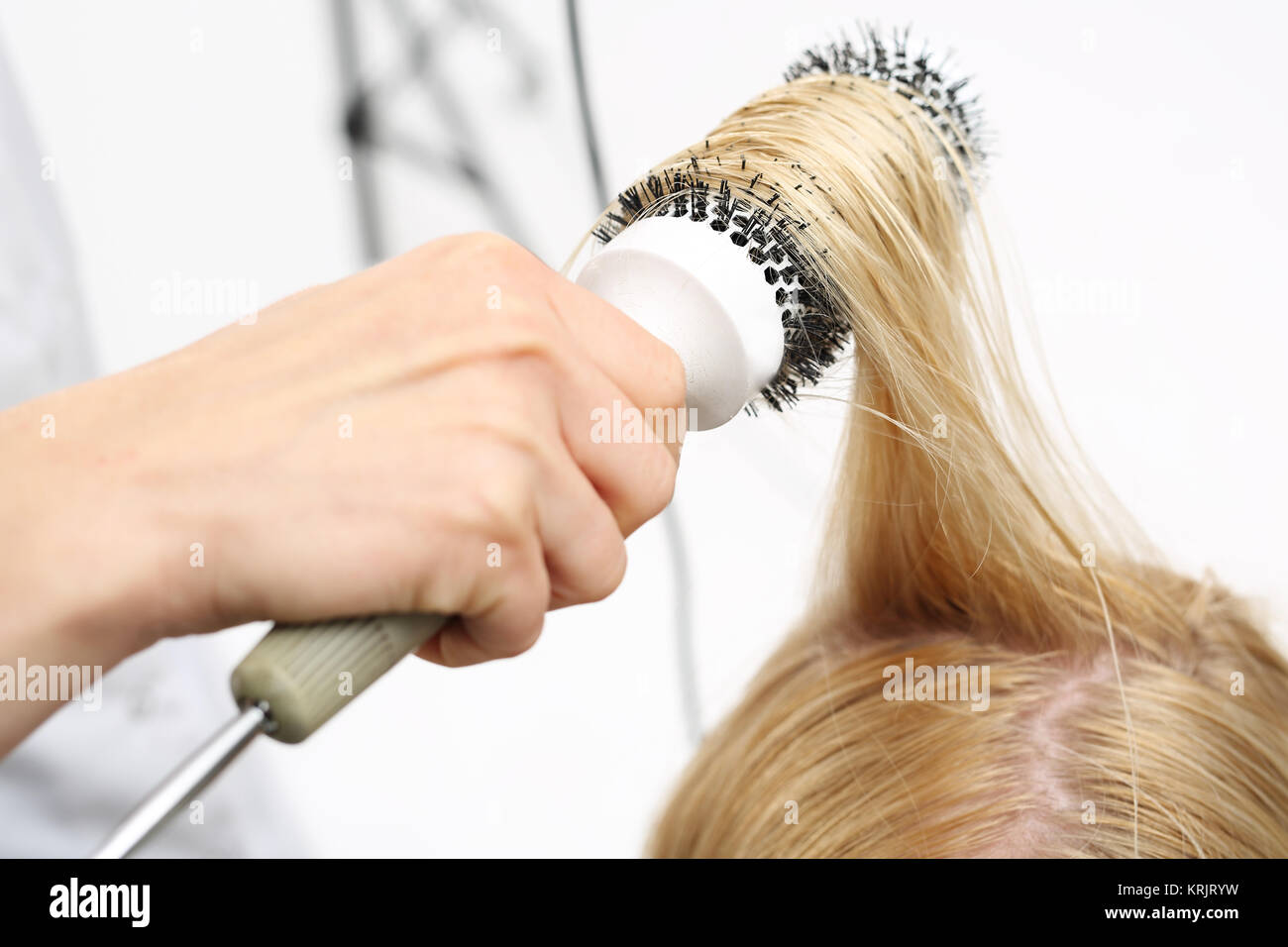 Trocknen Haar auf einer Rundbürste Stockfoto
