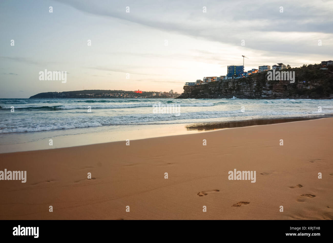 Nacht auf einer leeren Stadt Strand von hohen Wohnblocks auf einer Klippe flankiert. Süßwasser-Strand an Süßwasser in Sydney, New South Wales, Australien. Stockfoto