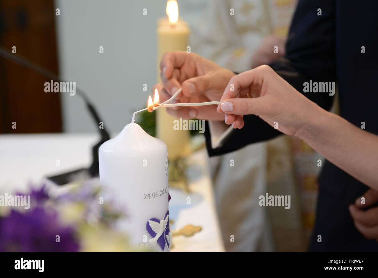 Braut und Bräutigam kindle Kerze Stockfoto