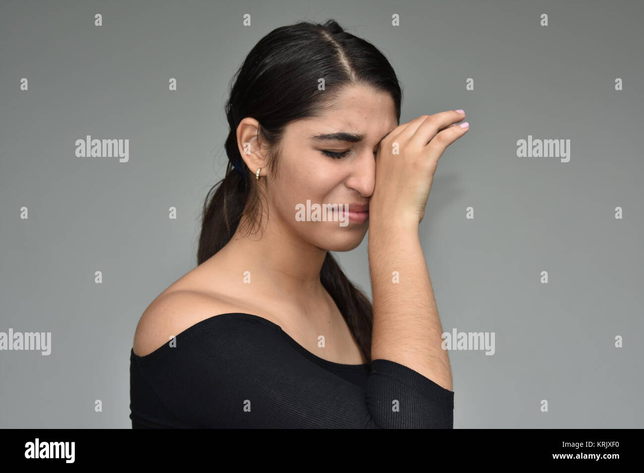 Tränenreiche junge Frau Stockfoto