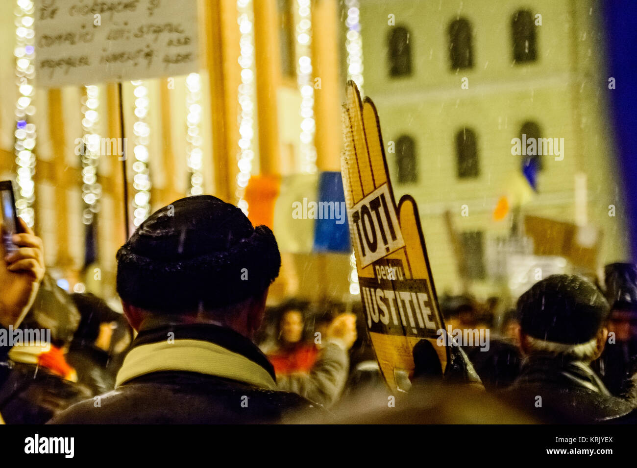 Brasov, Rumänien - Dezember 17, 2017: Tausende Rumänen gegen Koalition und seine Pläne, die Regeln der Gerechtigkeit zu ändern protestieren. Stockfoto