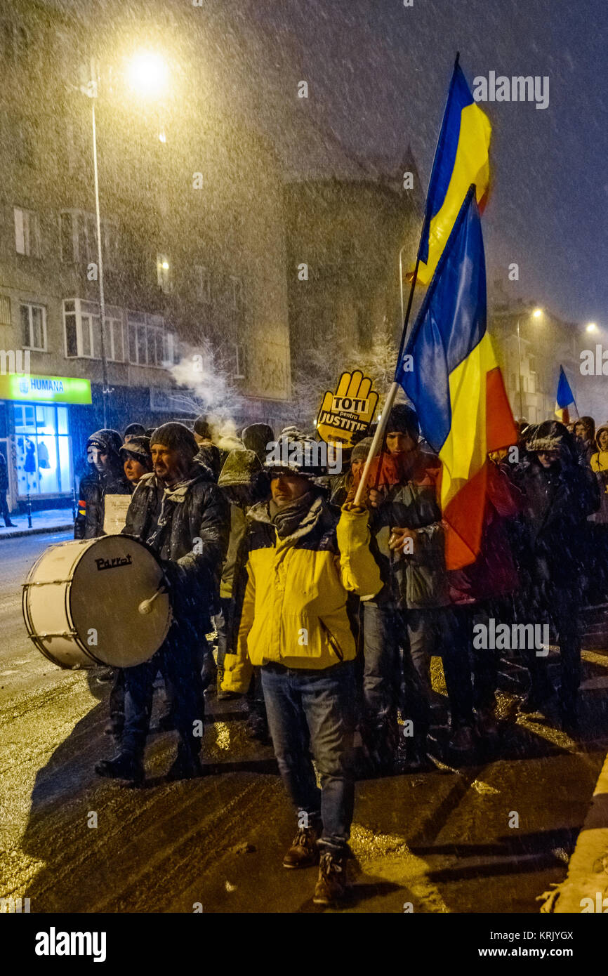 Brasov, Rumänien - Dezember 17, 2017: Tausende Rumänen gegen Koalition und seine Pläne, die Regeln der Gerechtigkeit zu ändern protestieren. Stockfoto