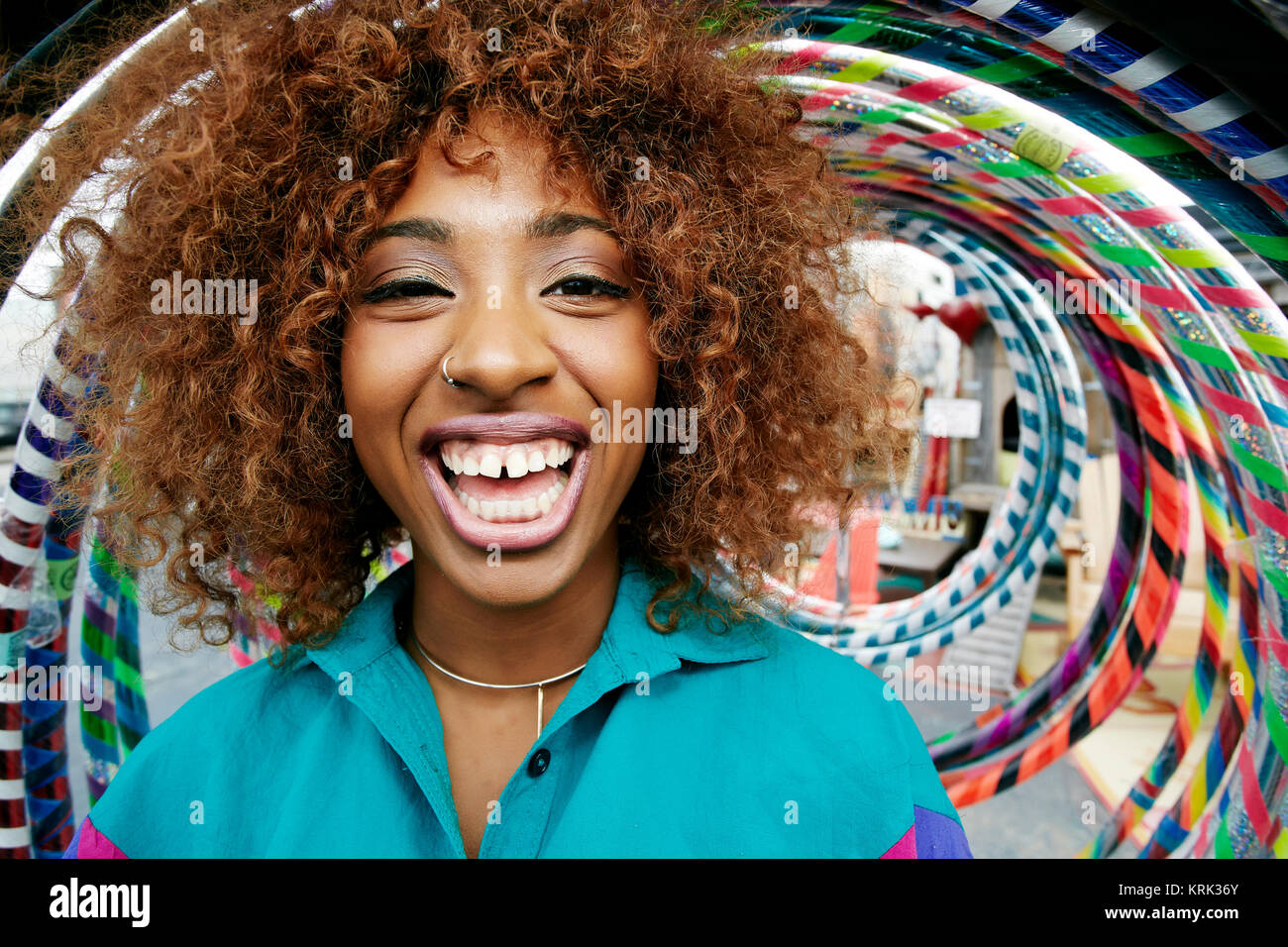 Portrait von schwarzen Frau in der Nähe von Reifen lachen Stockfoto