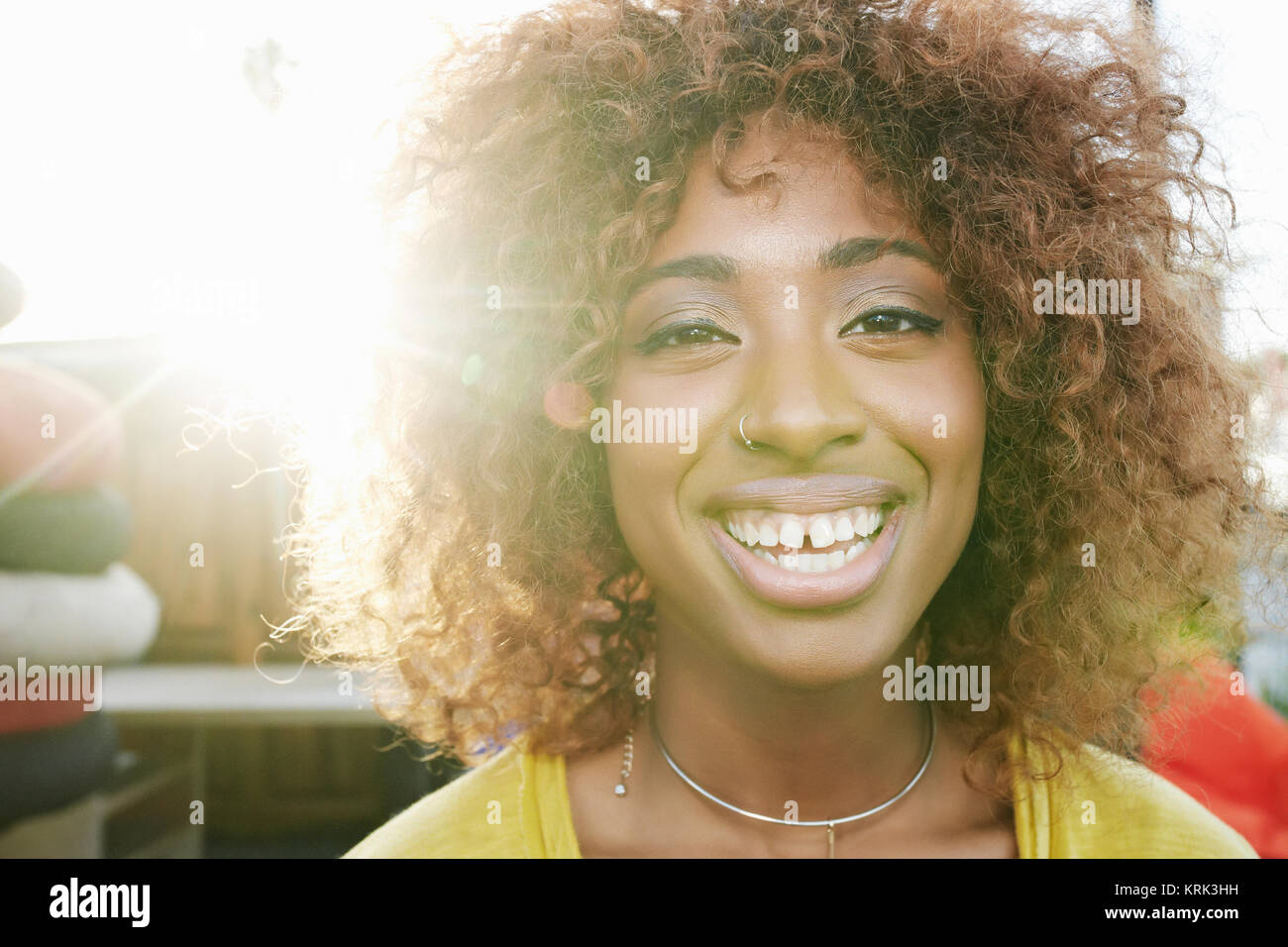 Sonnenstrahlen auf dem Gesicht von lächelnden schwarze Frau Stockfoto