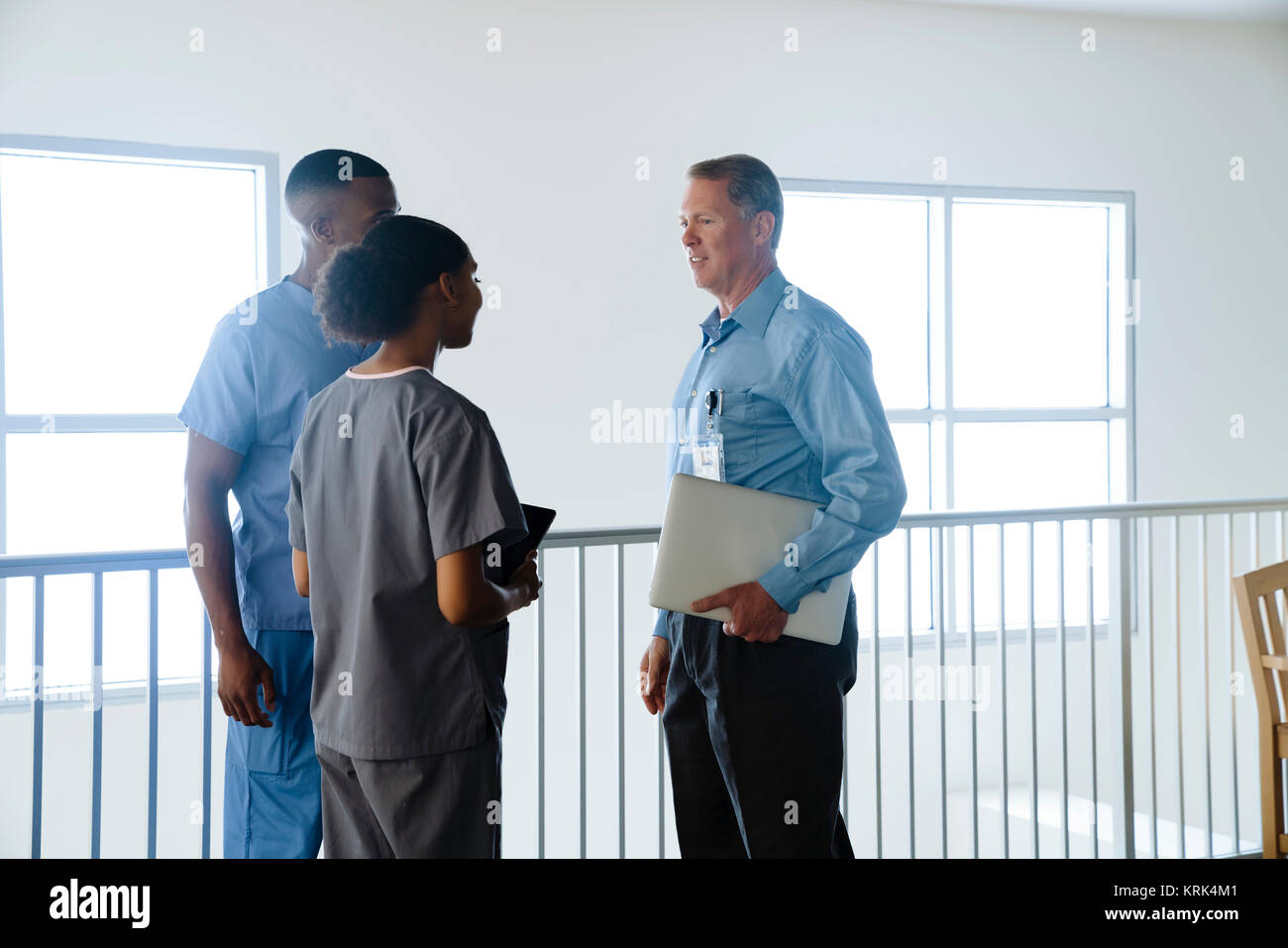 Arzt und Krankenschwestern sprechen Stockfoto