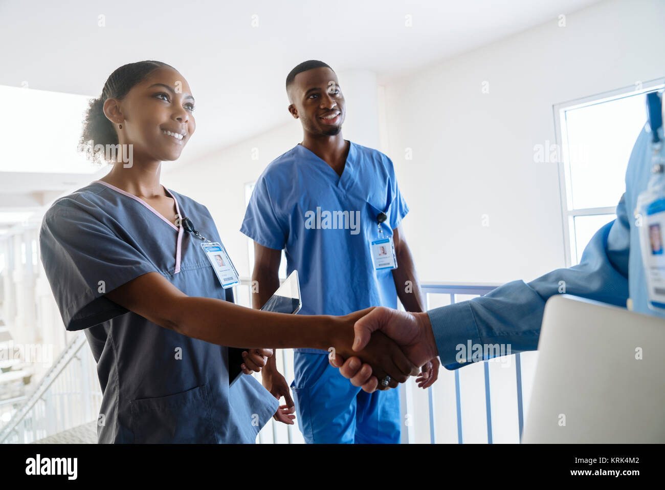 Arzt und Krankenschwester Händeschütteln Stockfoto
