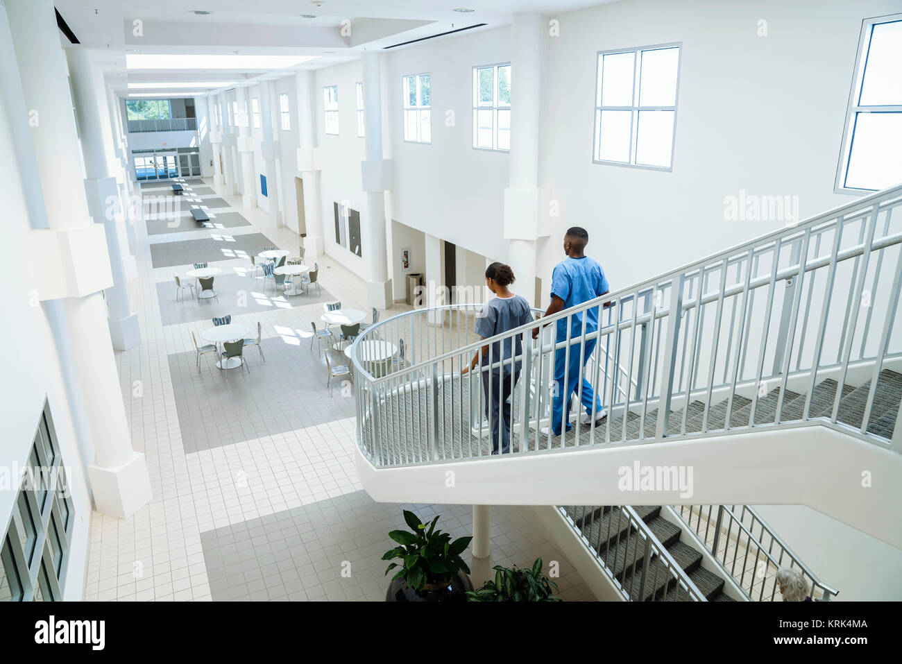 Krankenschwestern absteigende Treppe Stockfoto