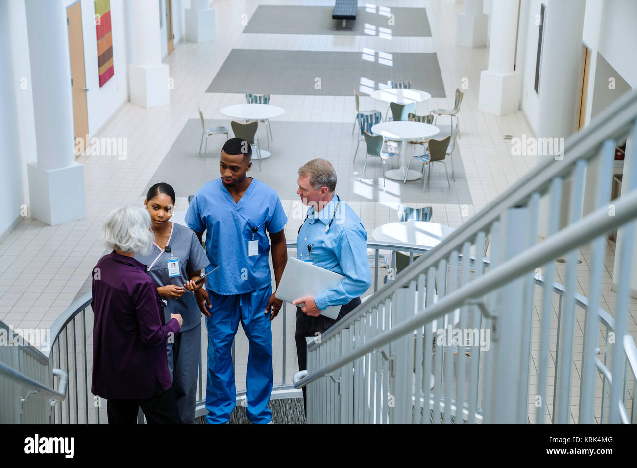 Ärzte und Krankenschwestern sprechen auf Treppe Stockfoto