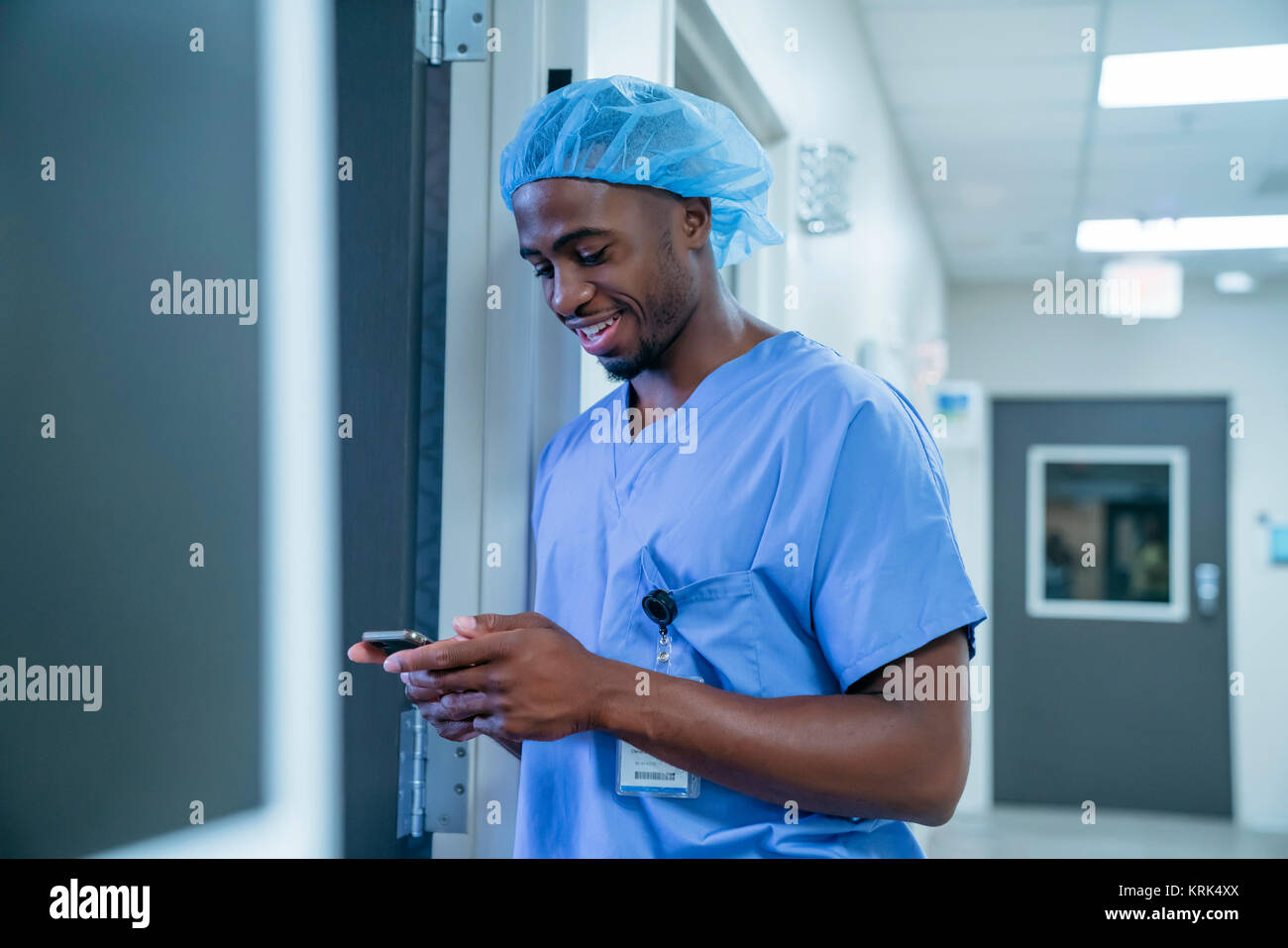 Schwarze Krankenschwester SMS auf Handy Stockfoto