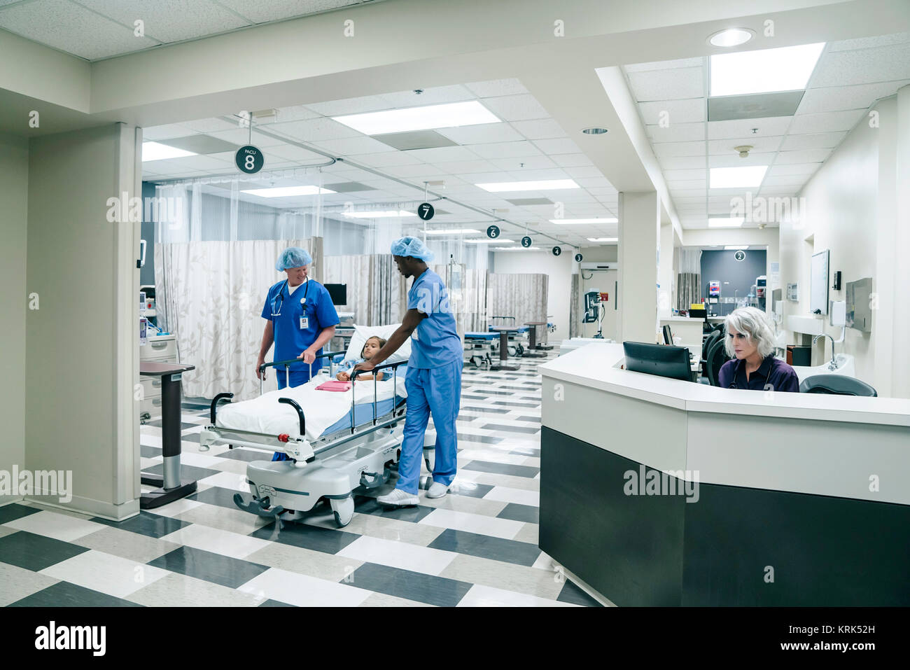 Krankenschwestern gurney Drücken im Krankenhaus Stockfoto