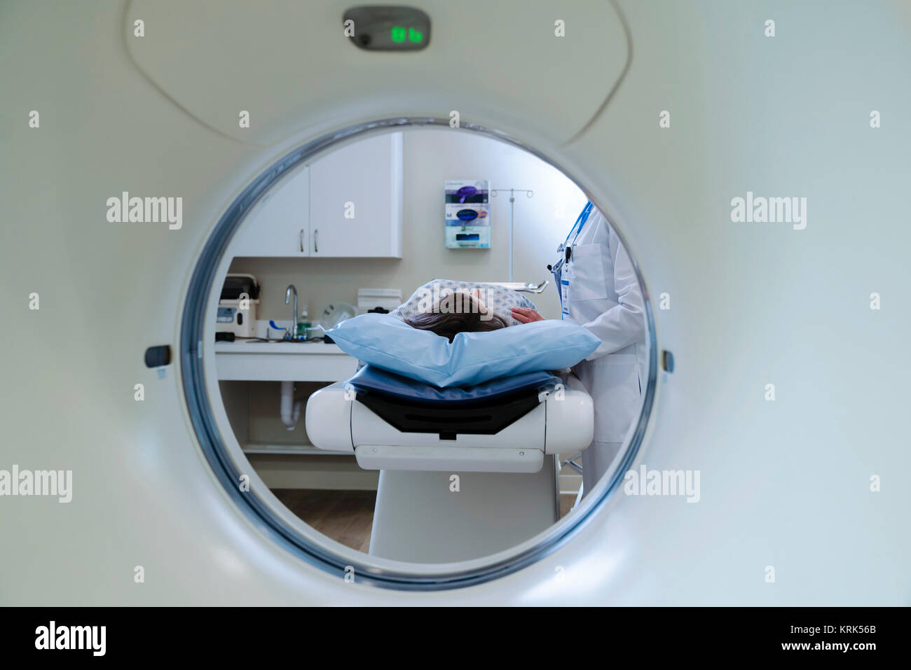 Kaukasische Arzt beruhigend Patienten in der Nähe des Scanners Stockfoto