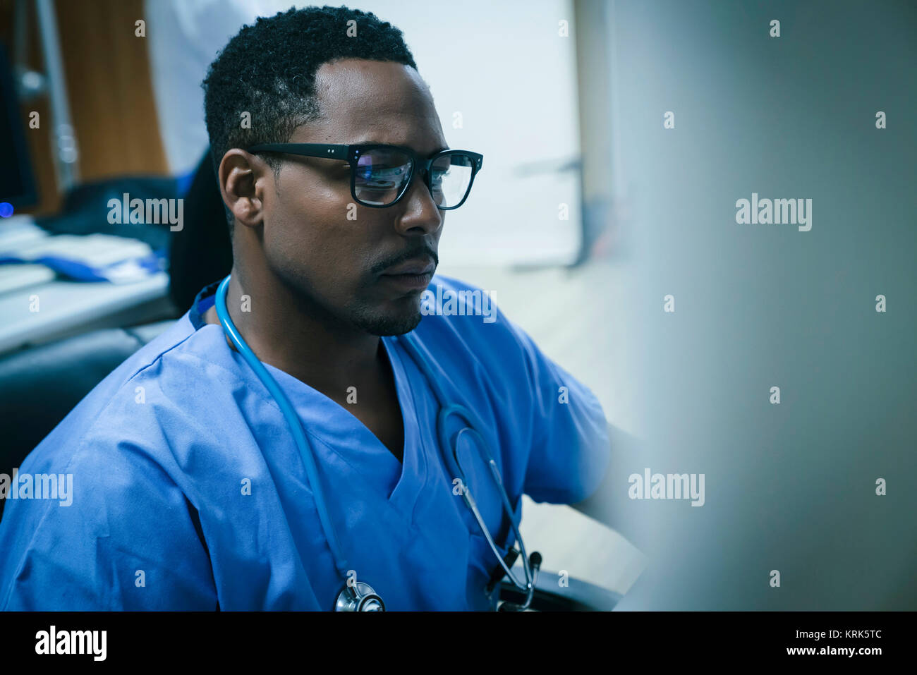 Schwarze Krankenschwester, die den Computer Stockfoto