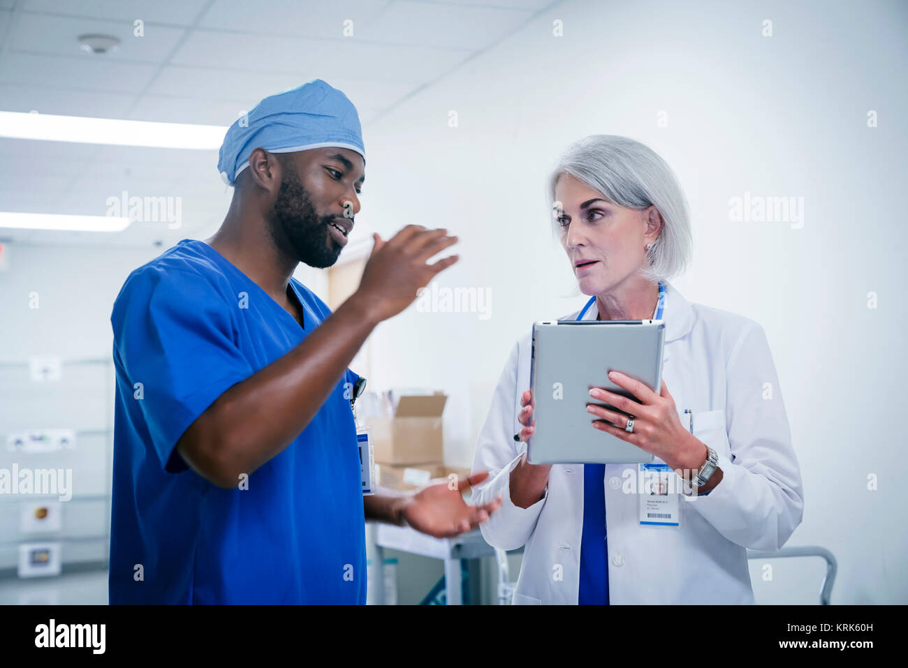 Arzt und Krankenschwester diskutieren digital Tablet Stockfoto