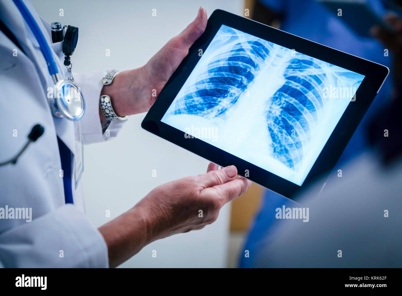 Ärzte x-Untersuchung der Brust und Rippen auf digitalen Tablet Stockfoto