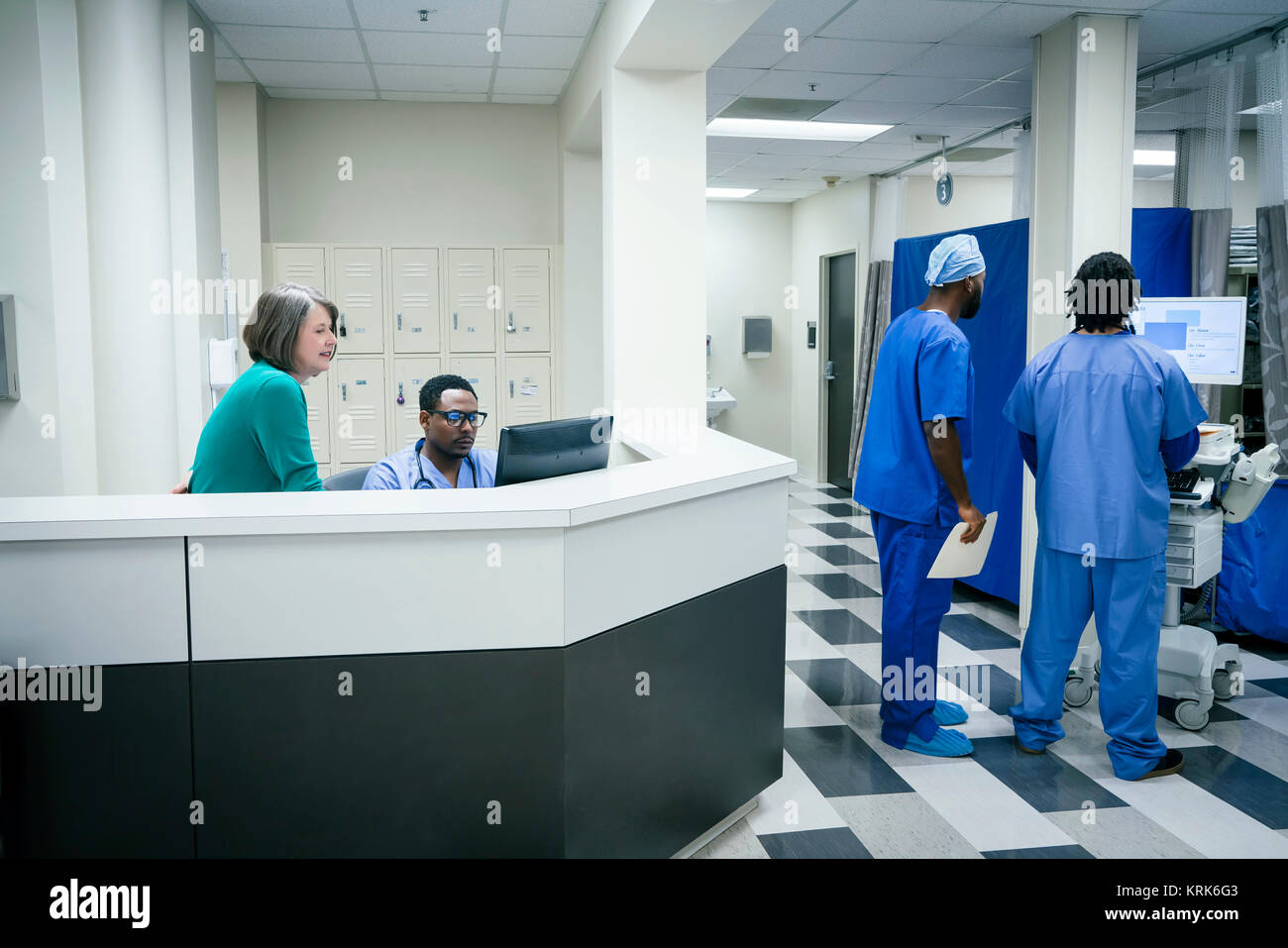 Ärzte und Krankenschwestern mit Computern im Krankenhaus Stockfoto