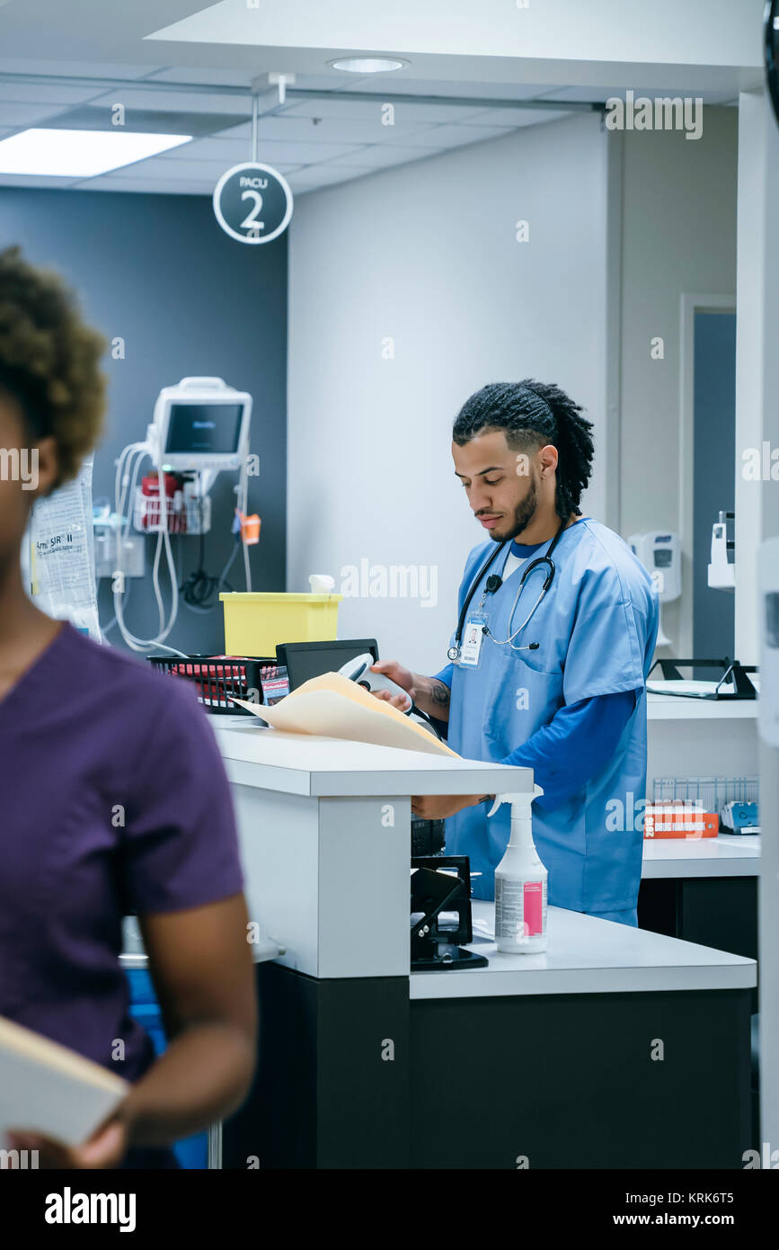 Krankenschwester scannen Schreibarbeit im Krankenhaus Stockfoto