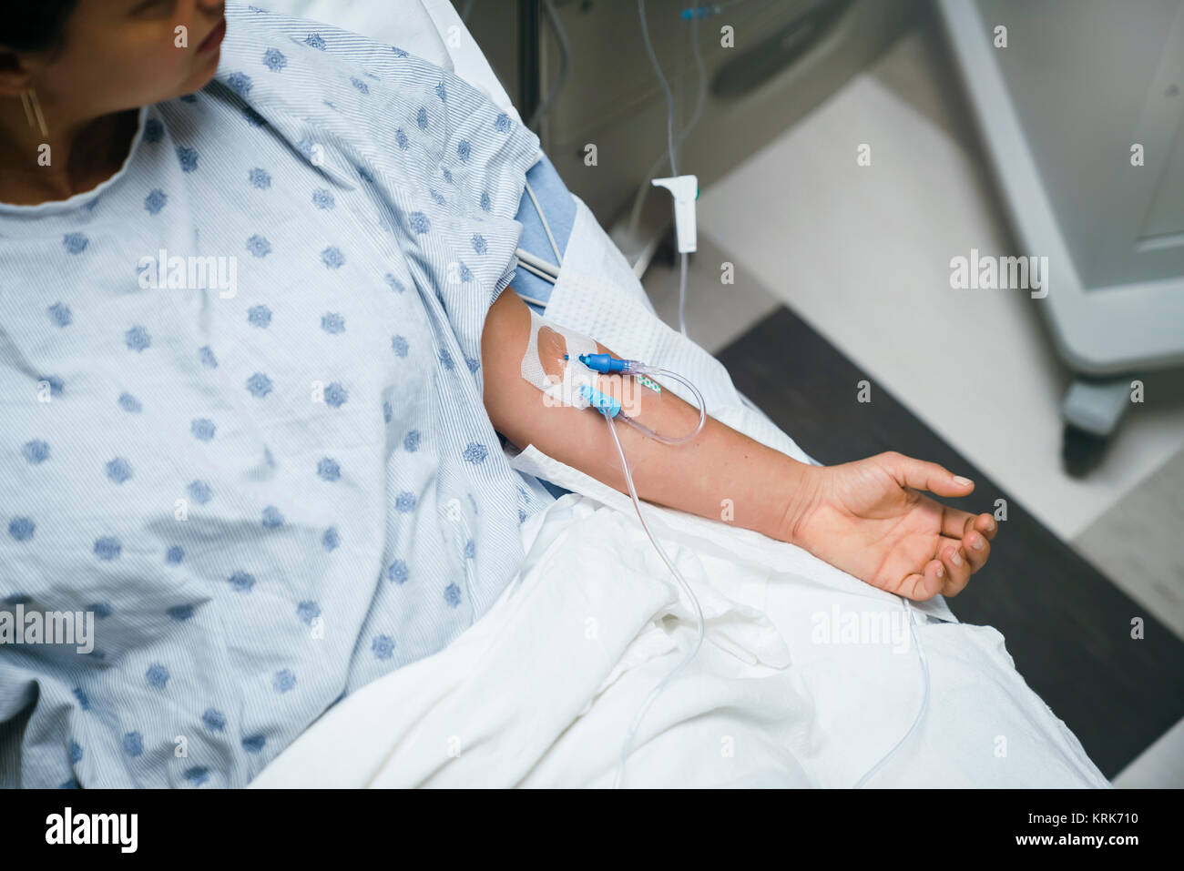 Die Rohre in die Arme des Patienten im Krankenhaus bed Stockfoto