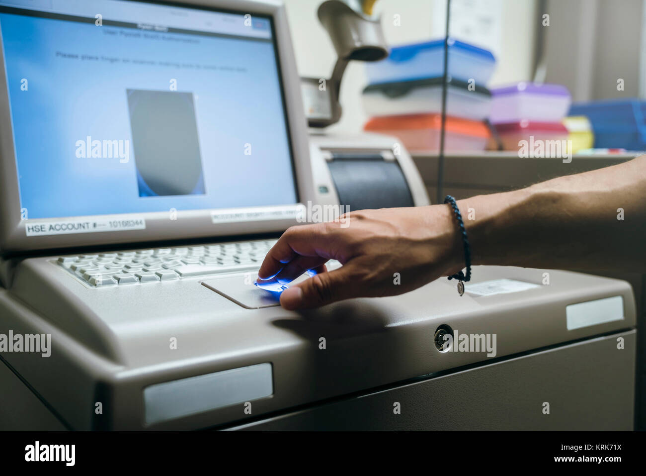 Mischlinge Krankenschwestern mit Fingerprint Scanner Stockfoto