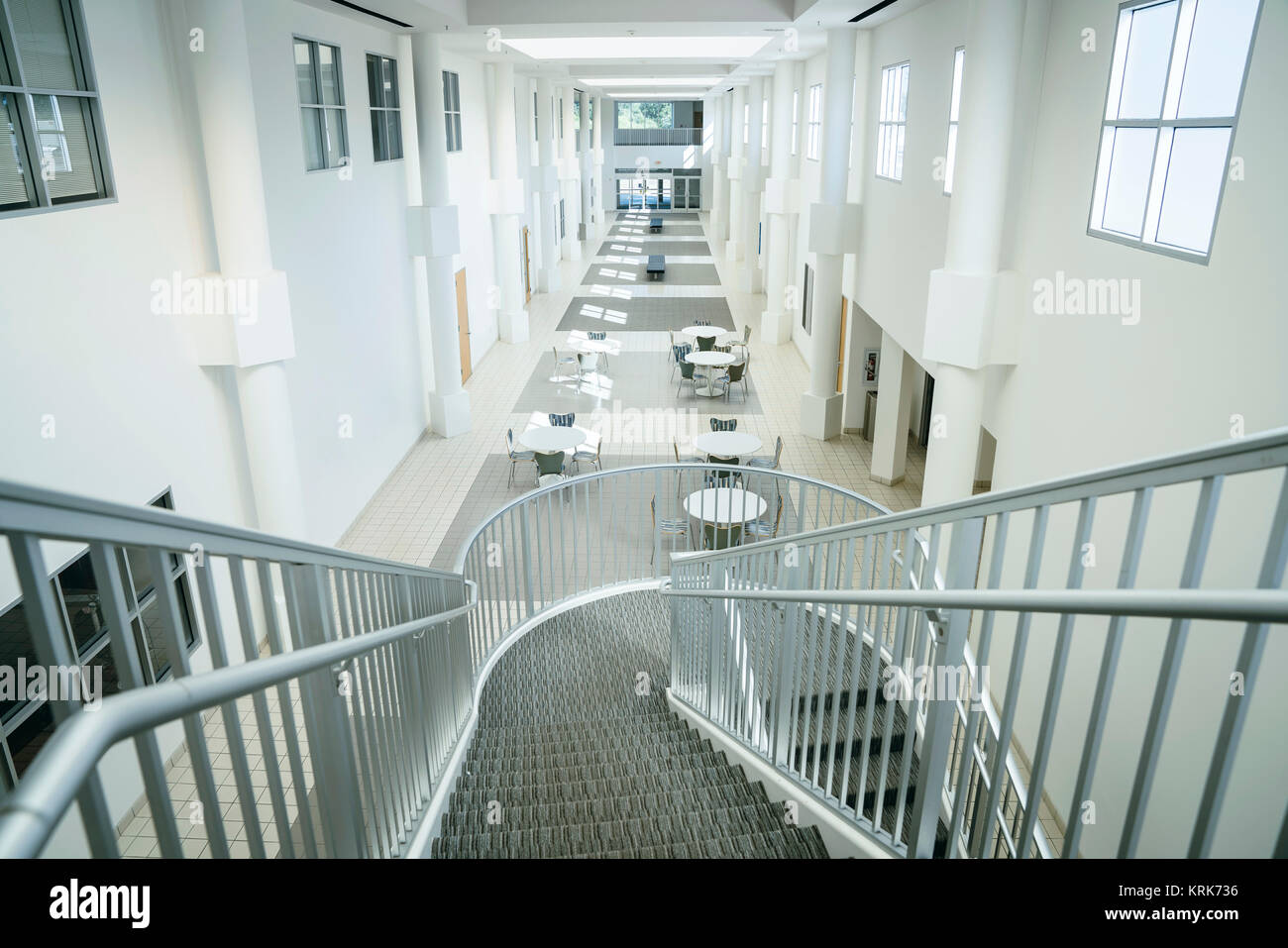 Treppe zu leeren Lobby Stockfoto