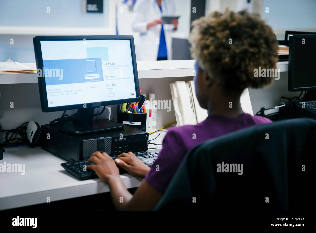 Krankenschwester mit Computer im Krankenhaus Stockfoto