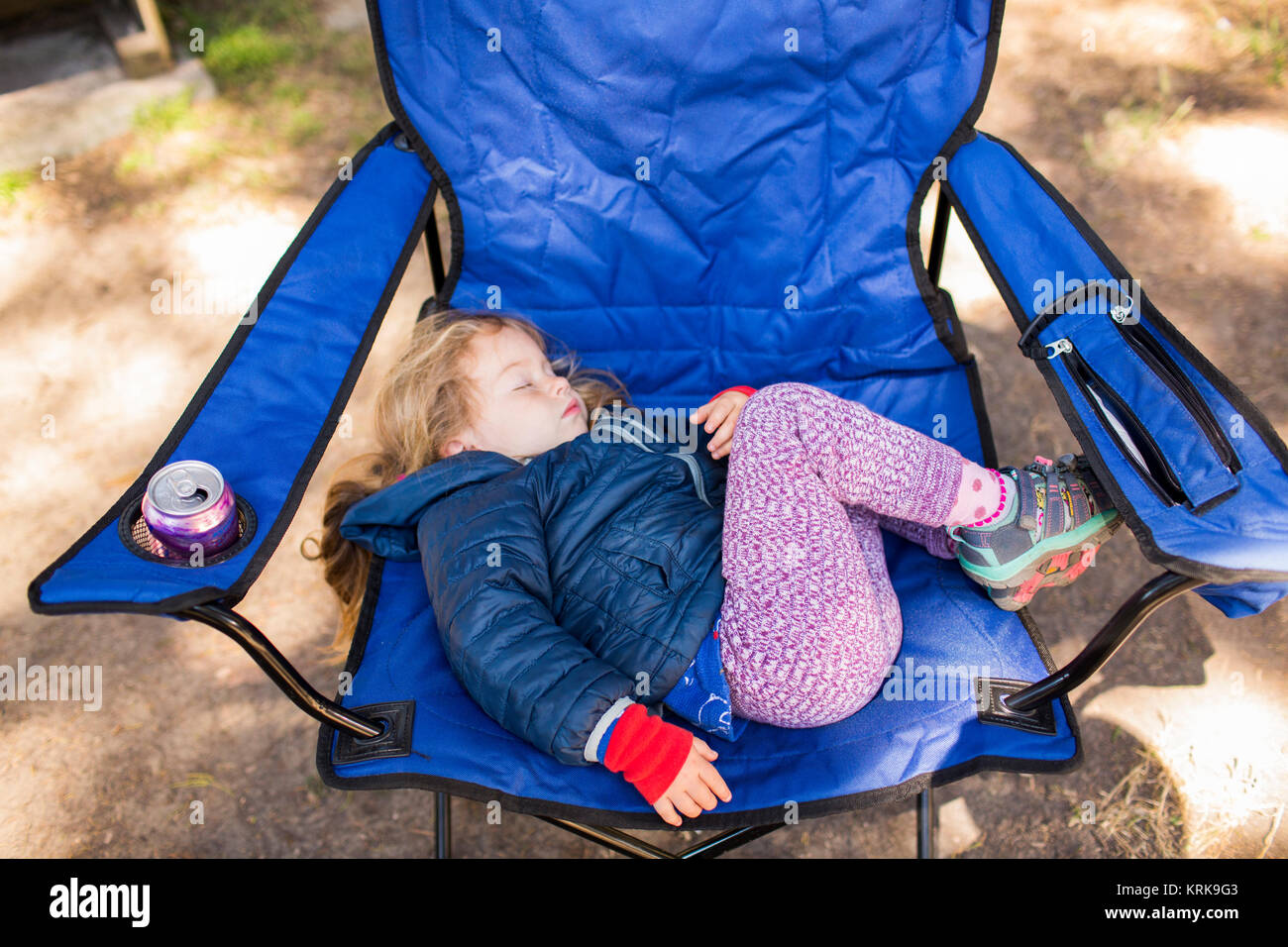 Kaukasische Mädchen schlafen auf Klappstuhl Stockfoto