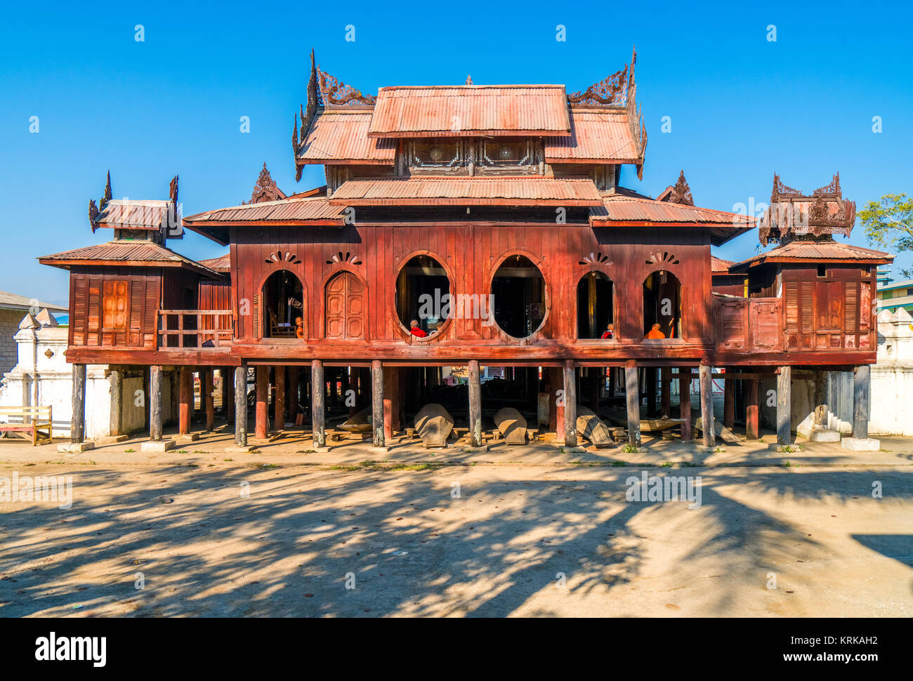 Alte Teakholz Kloster Shwe Yan Pyay in Nyaung Shwe, Myanmar. Stockfoto