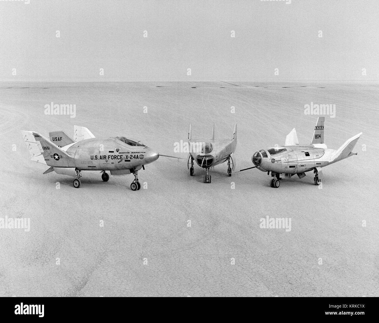 Die Flügellosen, Hebezeuge Flugzeugs sitzen auf Rogers Dry Lake an, was jetzt die NASA Dryden Flight Research Center, Edwards, Kalifornien, von links nach rechts sind die X-24 A, M2-F3 und das HL-10. Die Aufhebung Körper Flugzeuge die Machbarkeit der Manövrieren und Landung ein aerodynamisches Profil für die wiedereinreise von Raum untersucht. Diese heben Körper waren, durch eine B-52 Mutter Schiff gestartet, flog dann von Ihrer eigenen Raketentriebwerken angetrieben, bevor Sie einem ausgeschalteten Anflug und Landung. Sie halfen, das Konzept, dass ein Space Shuttle genaue Landungen ohne Strom machen könnte zu validieren. Die X-24A von Apr flog Stockfoto