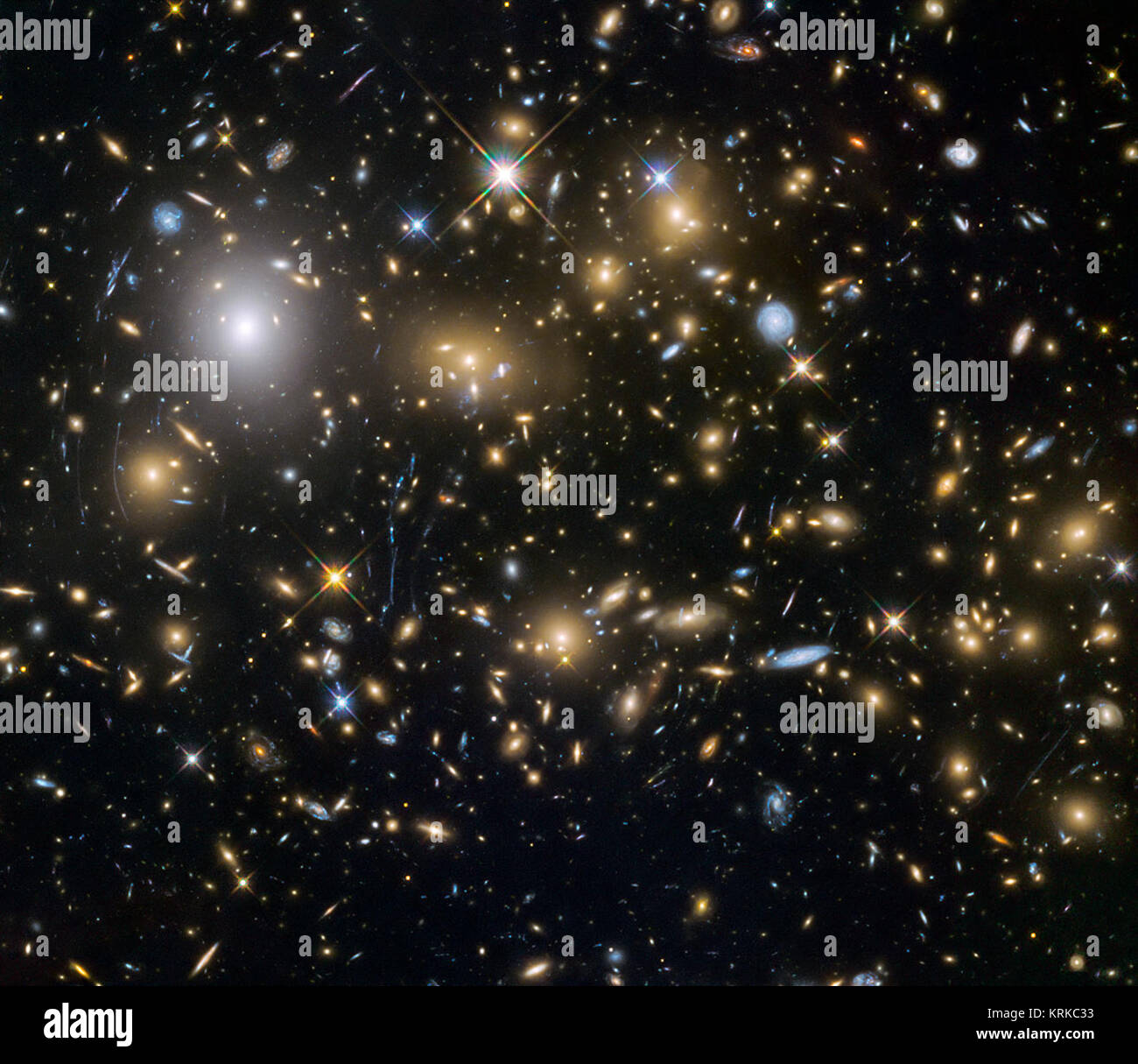 Dieses Bild von der NASA/ESA Hubble Space Telescope zeigt die Galaxienhaufen MACSJ 0717.5 +3745. Dies ist eines der sechs studierte von Hubble Frontier Felder Programm, die zusammen die tiefsten Bilder von Gravitationslinsen jemals produziert haben. Aufgrund der großen Masse des Clusters es Biegen ist der Hintergrund Objekte, die als Lupe. Es ist eines der am meisten massiven Galaxie bekannt Cluster, und es ist auch das grösste bekannte Gravitationslinsen. Alle Galaxienhaufen bekannt und gemessen, MACS J0717 Linsen der größte Bereich des Himmels. Hubble Spione Urknall Grenzen Stockfoto
