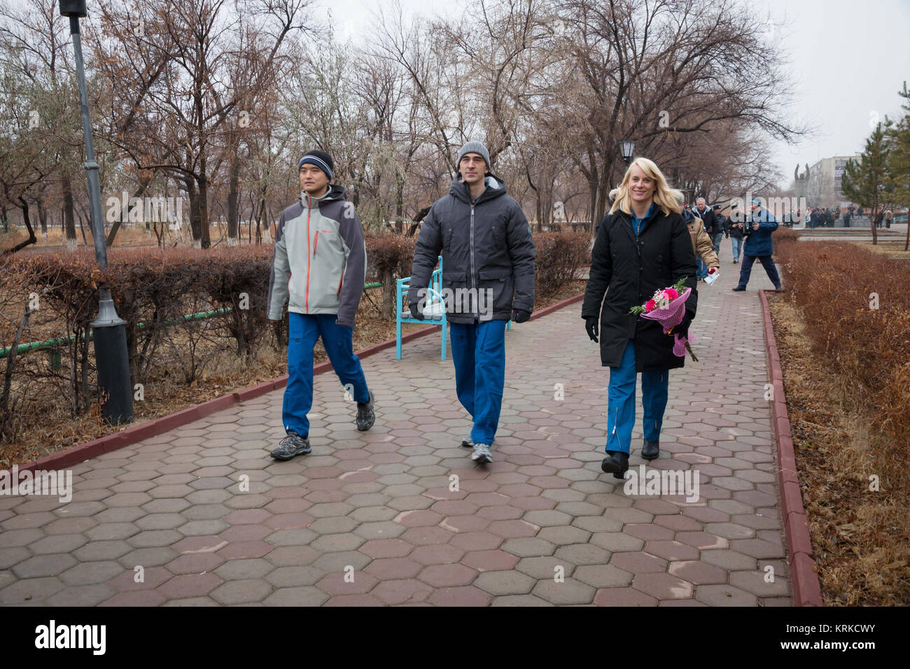 Die Expedition 46-47 backup Crewmitglieder nahm eine Auszeit von Ihrem Training Dez. 2, wie sie durch die Stadt von Baikonur in Kasachstan in eine Tour durch die Stadt ging. Von links nach rechts sind Takuya Onishi der Japan Aerospace Exploration Agency (JAXA), Anatoli Ivanishin der russischen Föderalen Raumfahrtagentur (Roskosmos) und Kate Rubins der NASA links. Sie dienen als Sicherungen in den prime Crewmitglieder, Tim Kopra der NASA, Jurij Malenchenko von Roskosmos und Tim Peake der Europäischen Weltraumorganisation, die am 15. Dezember wird auf dem Raumschiff Sojus TMA-19 M vom Kosmodrom Baikonur für eine sechsmonatige Mission auf t Stockfoto