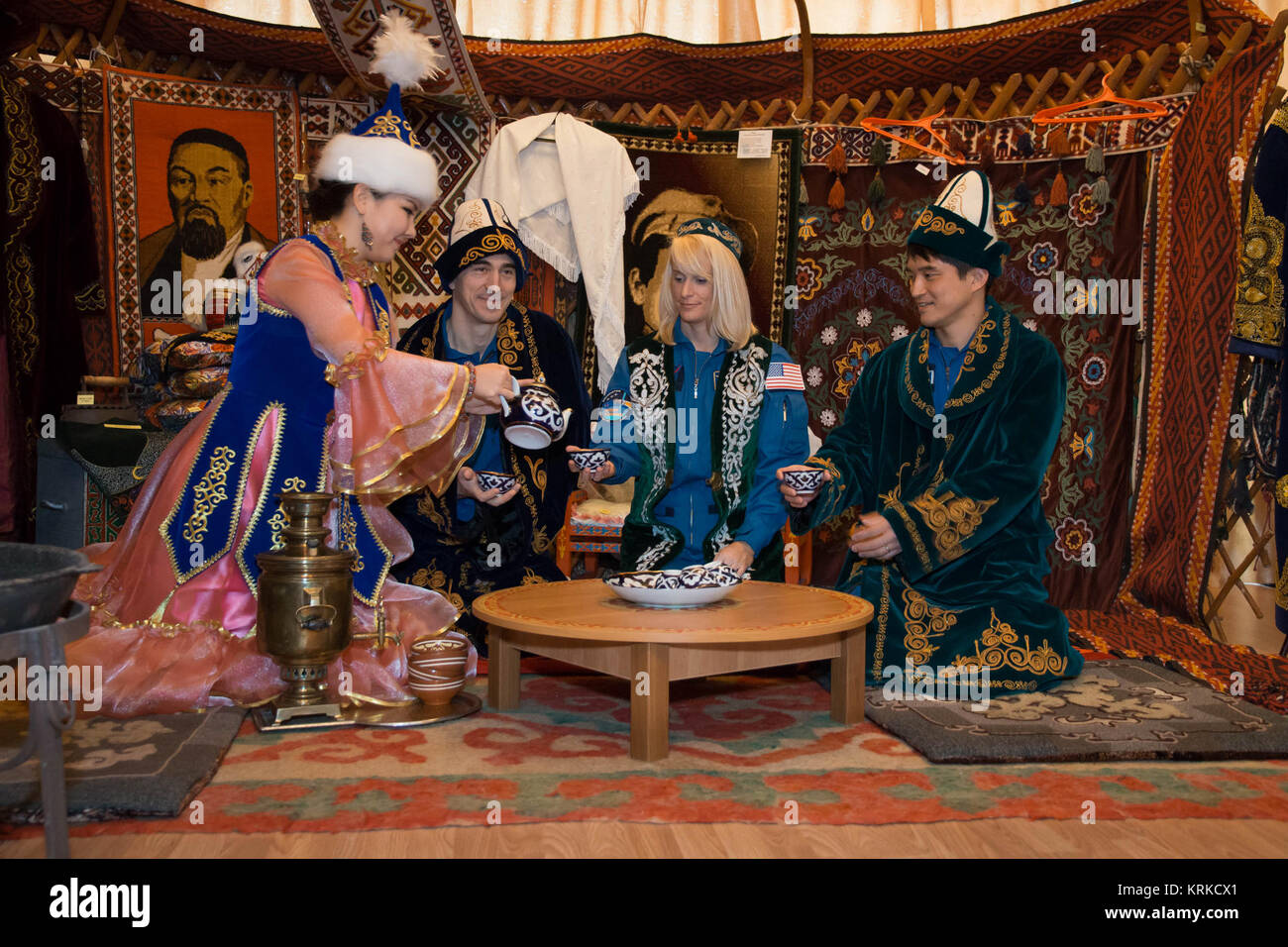 Bei einer Tour durch das Museum in Baikonur, Kasachstan Dez. 2, die Expedition 46-47 backup Besatzungsmitglieder wurden zu einer traditionellen Zeremonie in einem KASACHISCHEN "jurte", oder Zelt behandelt, als sie eine Pause von Ihrer Ausbildung. Von links nach rechts sind Anatoly Ivanishin der russischen Föderalen Raumfahrtagentur (Roskosmos), Kate Rubins der NASA und Takuya Onishi der Japan Aerospace Exploration Agency (JAXA). Sie dienen als Sicherungen in den prime Crewmitglieder, Tim Kopra der NASA, Jurij Malenchenko von Roskosmos und Tim Peake der Europäischen Weltraumorganisation, die am 15. Dezember wird der Sojus TMA-19 M Raumfahrzeug von der Bai starten Stockfoto
