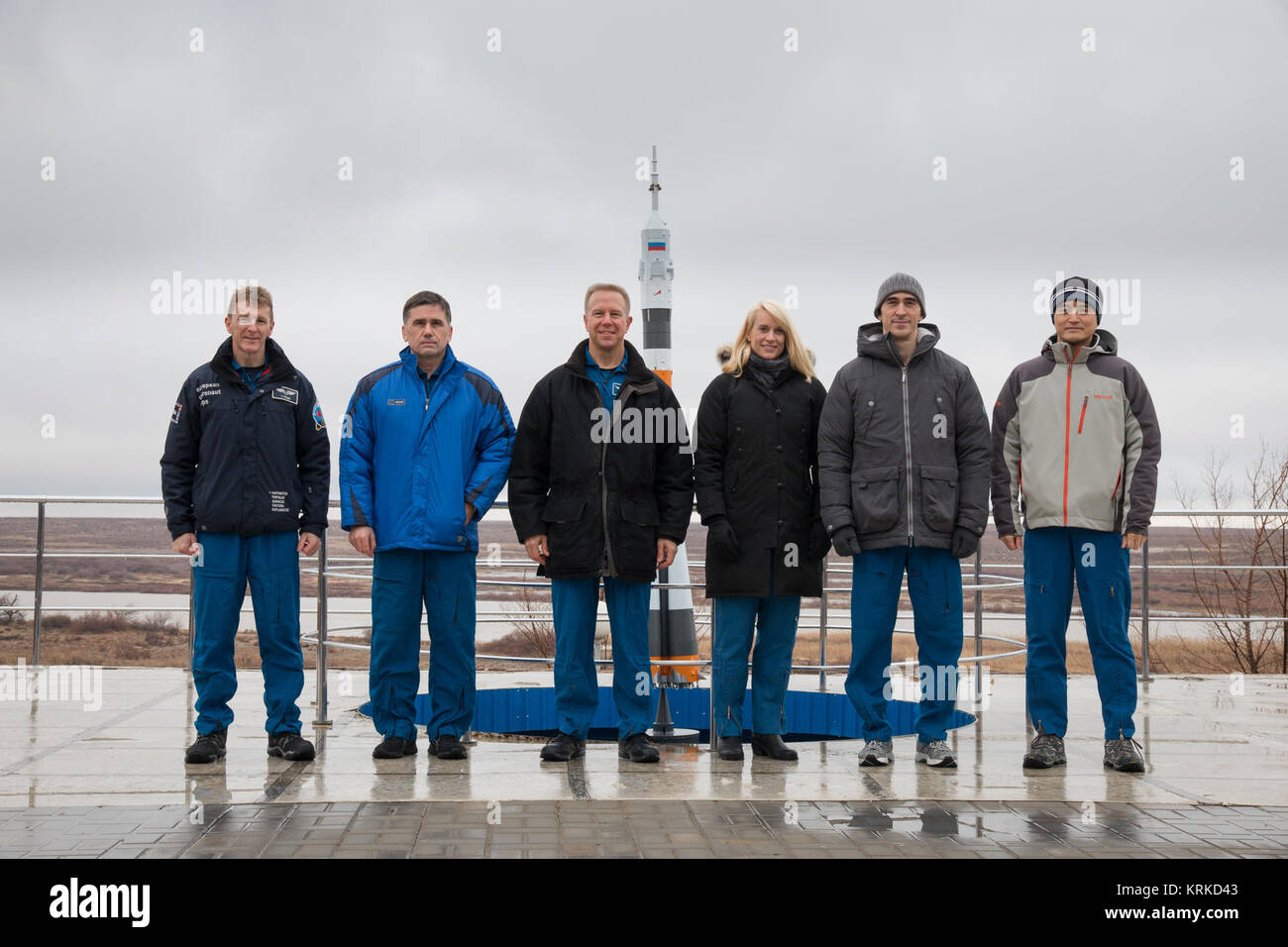 Sojus TMA-19 M Crew und Backup Crew vor einer Sojus-rakete Statue Stockfoto