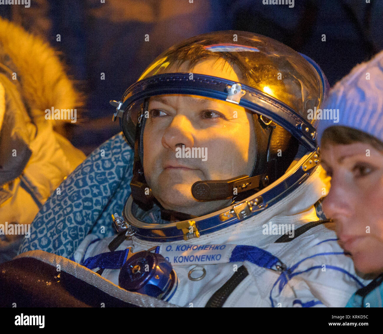 Oleg Kononenko der russischen Föderalen Raumfahrtagentur (Roskosmos) Rest in einem Stuhl nur wenige Minuten nachdem er und Kjell Lindgren von NASA und Kimya Yui der Japan Aerospace Exploration Agency (JAXA) in ihrer Sojus TMA-17 M Sonde in einer abgelegenen Gegend in der Nähe der Stadt Zhezkazgan, Kasachstan am Freitag, 11. Dez., 2015 gelandet. Kononenko, Lindgren, und Yui Rückkehr nach 141 Tagen im All, wo sie als Mitglieder der Expedition 44 und 45 Mannschaften diente der Internationalen Raumstation an Bord. Photo Credit: (NASA/GCTC/Andrey Shelepin) Expedition 45 Sojus TMA-17 M Landung (NHQ 201512110004) Stockfoto