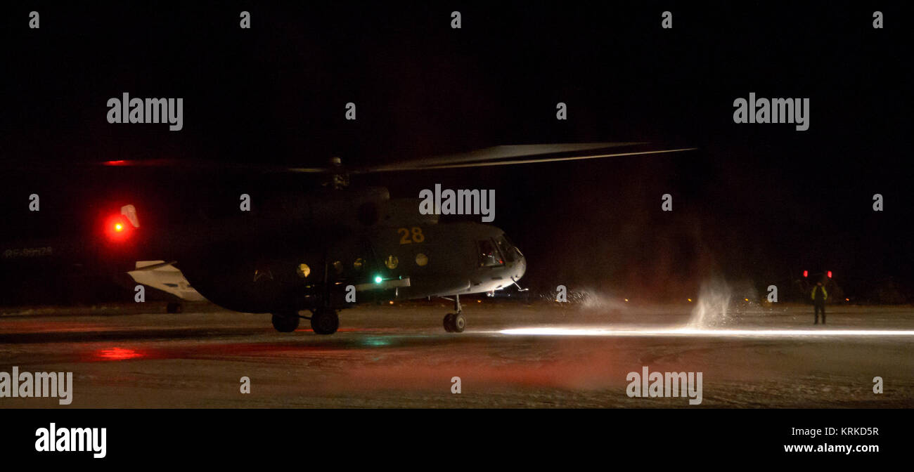 Eine russische Mi-8 gibt eine der Expedition 45 Crew Mitglieder der Zhezkazgan Flughafen in Kasachstan nach Oleg Kononenko der russischen Föderalen Raumfahrtagentur (Roskosmos), Kjell Lindgren der NASA und Kimiya Yui der Japan Aerospace Exploration Agency (JAXA) ihre Sojus TMA-17 M Raumfahrzeug in einem entfernten angelandet werden, außerhalb der Stadt am Freitag, 11. Dez., 2015. Kononenko, Lindgren, und Yui Rückkehr nach 141 Tagen im All, wo sie als Mitglieder der Expedition 44 und 45 Mannschaften diente der Internationalen Raumstation an Bord. Photo Credit: (NASA/Bill Ingalls) Expedition 45 Sojus TMA-17 M Landung ( Stockfoto