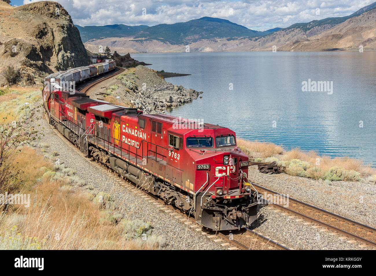 Hlw-Korn Zug Richtung Osten durch Lok 9763 geht Cherry Creek Abstellgleis entlang Kamloops Lake-BC-led Stockfoto