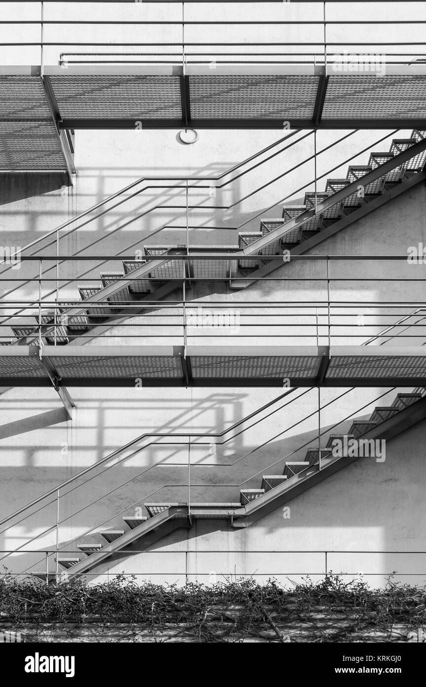 Externe Treppe aus Stahl auf einer Hausfassade Stockfoto