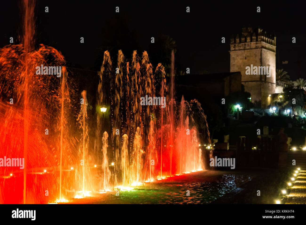 Brunnen bei Nacht beleuchtet in Córdoba (Spanien). Im Hintergrund der Turm der Reales Alcazares entfernt. Stockfoto