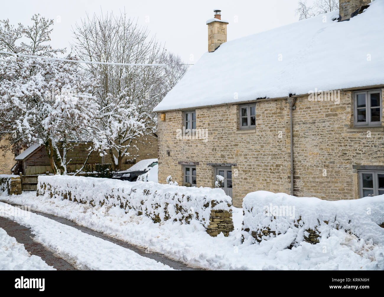 Chedworth Village Cottages im Dezember Schnee. Chedworth, Cotswolds, Gloucestershire, England Stockfoto