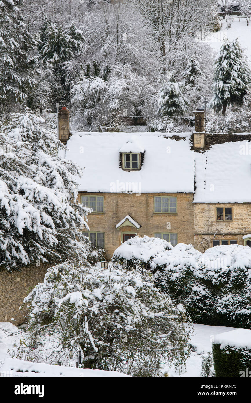 Chedworth Village Cottage im Dezember Schnee. Chedworth, Cotswolds, Gloucestershire, England Stockfoto