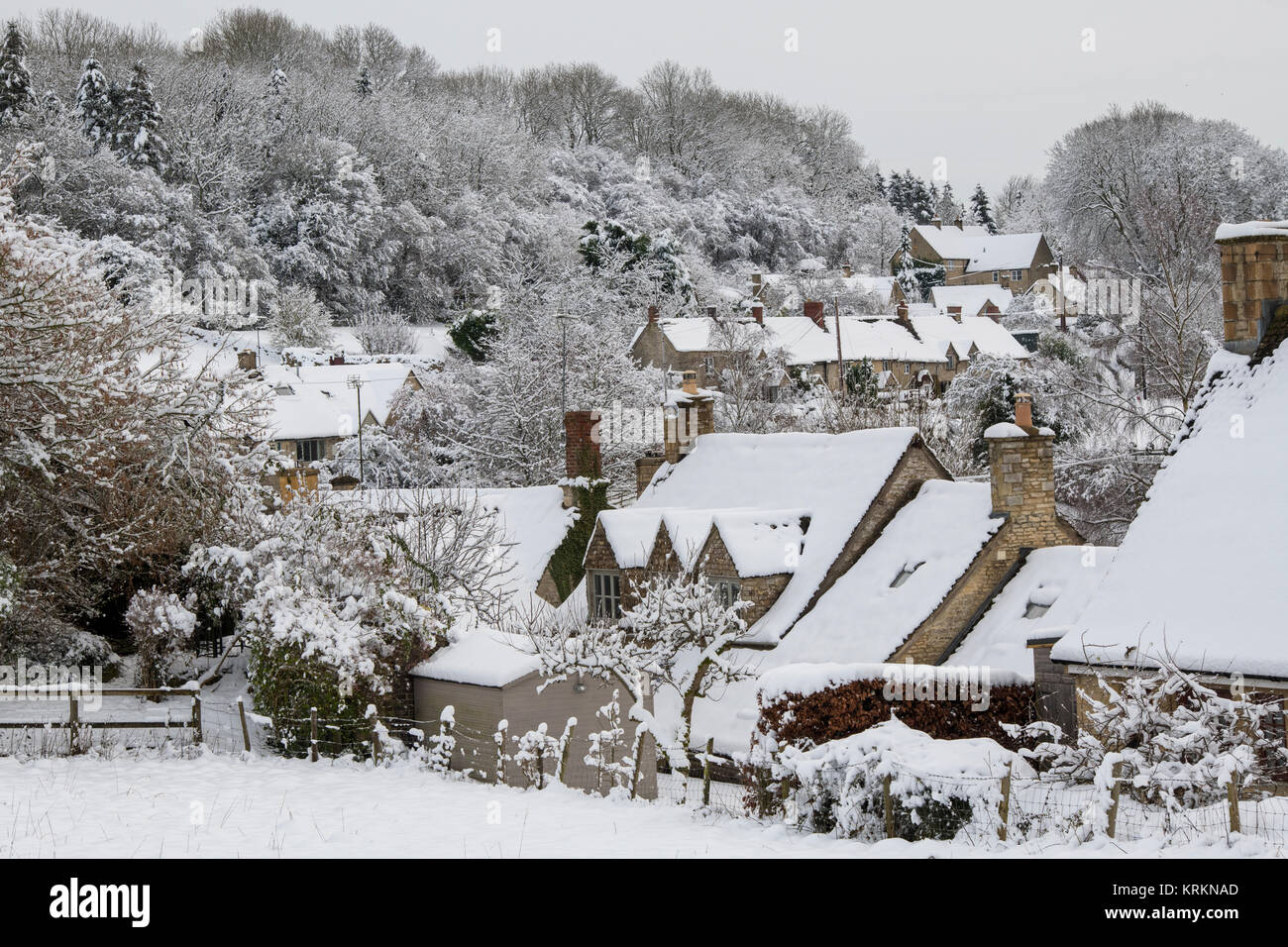 Chedworth Dorf im Dezember Schnee. Chedworth, Cotswolds, Gloucestershire, England Stockfoto